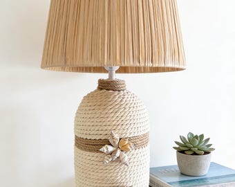 Lámpara de mesa costera Shell hecha a mano / Lámpara de cuerda natural y conchas marinas / Decoración para casas de playa / Iluminación náutica / Detalle decorativo de lujo para el hogar