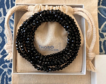 Colar longo preto, colar de contas pretas facetadas, adaptável a diferentes estilos, contas de vidro, facetadas, redondas, pretas, 2x2 mm, 60 polegadas de comprimento