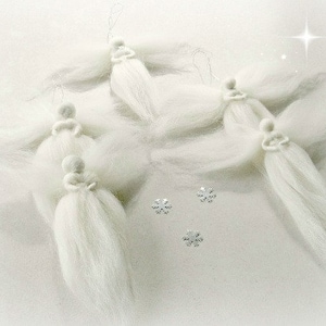 Op de afbeelding: Vijf handgemaakte witte engelenornamenten met pluizige vleugels en een kleine halo. Elke engel heeft een eenvoudig ontwerp, met een rond hoofd en een vloeiend lichaam. Zilveren sneeuwvlokaccenten voegen een vleugje sprankeling toe. Perfect voor vakantiedecoratie.