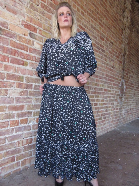 Two piece dress with embroidery - image 1