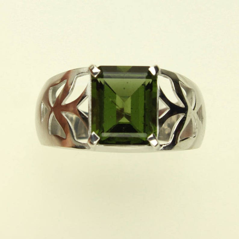 Starborn Men's Sterling Silver Ring With 4-6 Carat Genuine Rough Moldavite - Hammered Shank, Green Stone - View #6