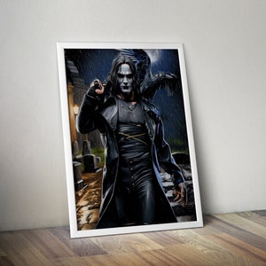 Puede incluir: Una ilustración en blanco y negro de un hombre con un largo abrigo negro y un cuervo posado en su hombro. El hombre sostiene un cuchillo en su mano derecha y tiene una expresión seria en su rostro. El fondo es una escena nocturna oscura y lluviosa.