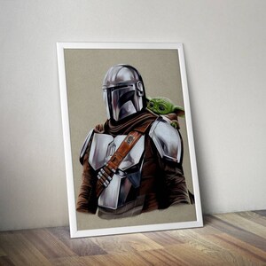 Puede incluir: Una ilustración dibujada a mano de un personaje mandaloriano de la serie Star Wars, que lleva un casco y una armadura plateados y marrones. El personaje lleva una pequeña criatura alienígena verde en la espalda.