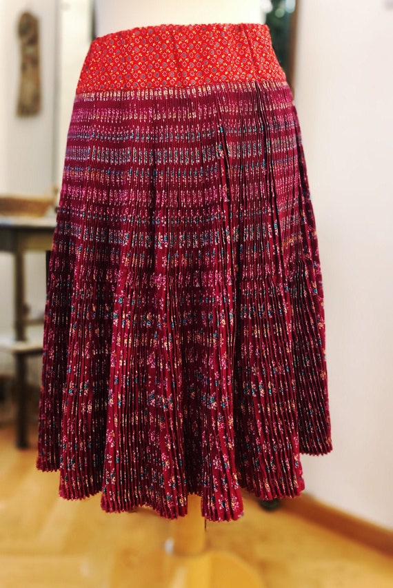 Vintage hungarian pleated red floral folk/gipsy sk