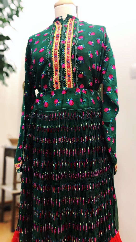 Vintage hungarian floral folk/gipsy velvet skirt a