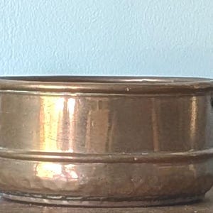 Maceta/jardinera redonda vintage de cobre con asas de latón, fabricada en Turquía.