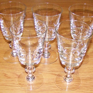 16 oz hard plastic disposable cups Visage 16 oz Clear Plastic Cup - 3 3/4" x 3 3/4" x 5 1/4"