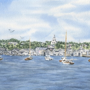 Puede incluir: Pintura a la acuarela de un pueblo costero con veleros en el agua. El pueblo presenta edificios blancos, un campanario y árboles verdes bajo un cielo azul nublado. Varios veleros son visibles.