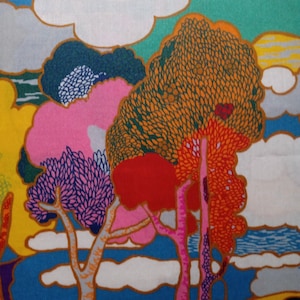 Puede incluir: Un colorido diseño de tela con árboles y nubes estilizados. Los árboles están representados en tonos naranja, rosa, morado y rojo, con detalles verdes y blancos. Nubes blancas con contornos marrones flotan sobre un fondo azul, amarillo y verde.