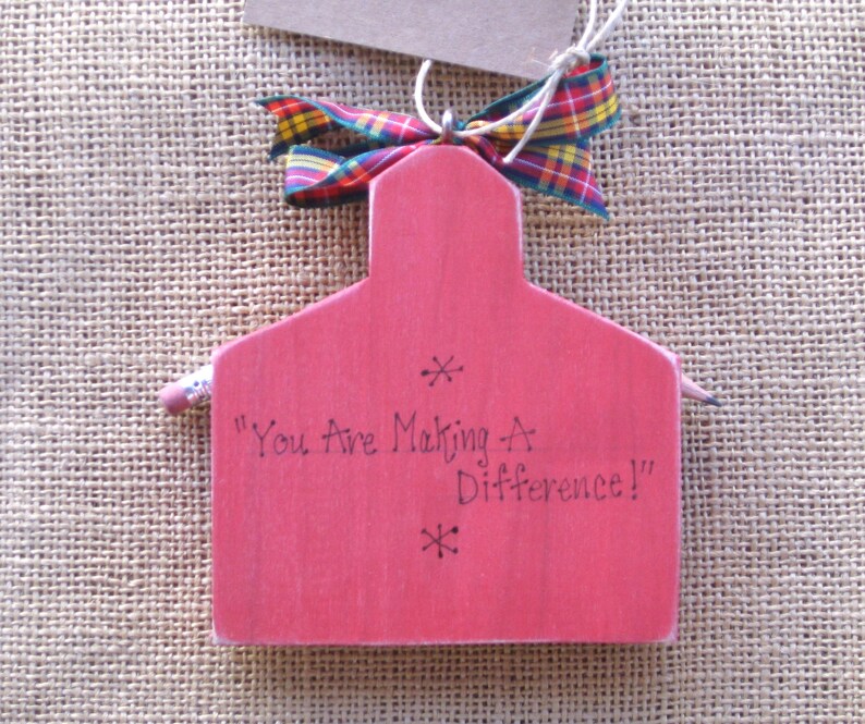 Pequeña escuela roja, adorno navideño de la escuela de madera para maestro personalizado, regreso a la escuela, graduación o regalo de estudiante, regalo personalizado imagen 9