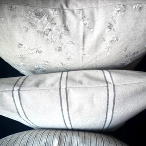 Copricuscino grigio stile country francese: look vintage floreale e a righe in lino