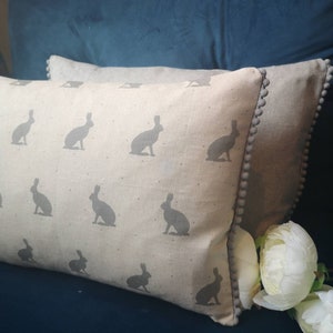Fodera per cuscino French Cottage rettangolare con lepri e conigli, grigio beige e crema, effetto lino, pois o tinta unita, mini pompon, rifiniture fatte a mano