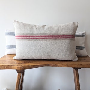 Funda de cojín rústica francesa: almohada de saco de grano con rayas rojas y crema