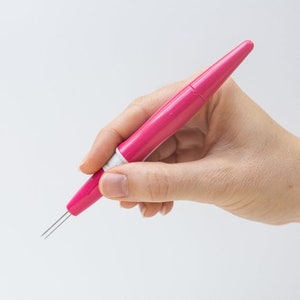 Clover Pen Style Premium Needle Felting Tool, Includes 3 Replaceable Needles, Speeds up Felting Projects, Replaceable Needles, Easy to Use