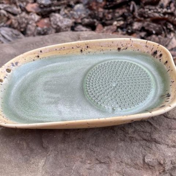 Rallador de ajos y hierbas de gres, práctico y práctico ayudante de cocina todo en uno, apto para lavavajillas, diseño de esmalte Country Roads.