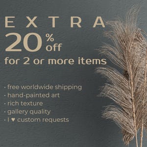 K&ouml;nnte beinhalten: Werbung auf dunkelgrauem Hintergrund mit dem Text "EXTRA 20% Rabatt f&uuml;r 2 oder mehr Artikel". Zus&auml;tzlicher Text enth&auml;lt "handgemalte Kunst" und "Galeriequalit&auml;t". Eine dekorative Trockenpflanze befindet sich im Hintergrund.
