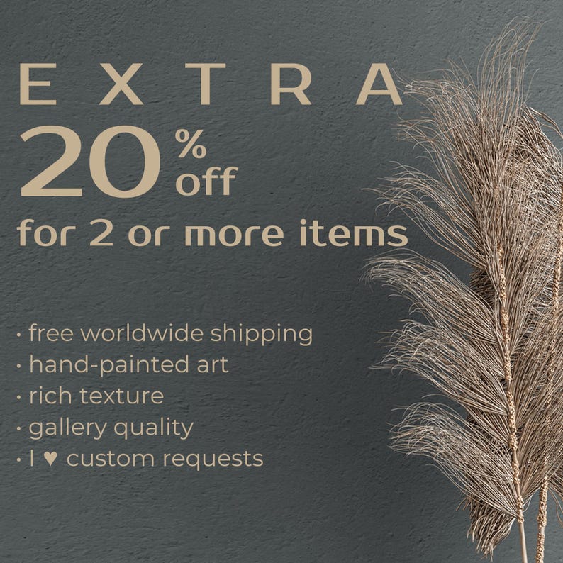 K&ouml;nnte beinhalten: Werbung auf dunkelgrauem Hintergrund mit dem Text "EXTRA 20% Rabatt f&uuml;r 2 oder mehr Artikel". Zus&auml;tzlicher Text enth&auml;lt "handgemalte Kunst" und "Galeriequalit&auml;t". Eine dekorative Trockenpflanze befindet sich im Hintergrund.