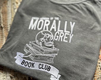 Mi color favorito es el gris moral bordado - camiseta de libro - camiseta de booktok - camiseta de libros - regalo para lector