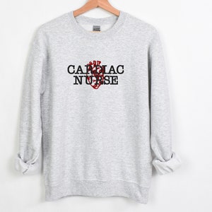 Cardiac Krankenschwester Sweatshirt - Besticktes Krankenschwester Sweatshirt - CVICU Krankenschwester Rundhalsausschnitt - Personalisiertes Geschenk - CHSU Einheit - Herz Einheit
