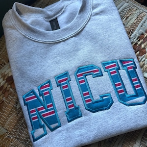 Gestickte Krankenhausdecke NICU Krankenschwester Sweatshirt - Appliqué Krankenschwester Sweatshirt - Krankenschwester Rundhalsausschnitt - personalisiertes Krankenschwester Geschenk