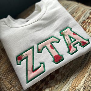 Besticktes Zeta Tau Alpha Erdbeer Sweatshirt - ZTA wear - Sorority Sweatshirt - Großes / kleines Geschenk - Sorority Greek Licensed Merch -