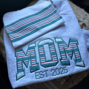 Mama embroidered baby outfit keepsake applique sweatshirt, gift for mom, personalized mama shirt, mama keepsake sweatshirt with baby clothes