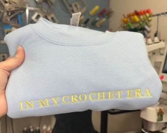 「In My Crochet Era」刺繍入りスウェットシャツ - パーソナライズされたクロッシェギフト