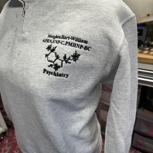 Individuell gestickter psychiatrischer Krankenschwester-Viertel-Reißverschluss, Psych-Krankenschwesterjacke, Serotoninjacke, personalisierte Krankenschwester, Krankenschwester, Viertelreißverschluss,