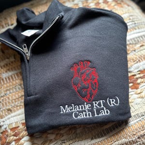 Bestickte Cardiac-Krankenschwester-Viertel-Zip-Jacke - Karten-Krankenschwesterjacke - CVICU-Krankenschwesterjacke - personalisiertes Krankenschwestergeschenk - CHSU-Einheit - Kathlabor