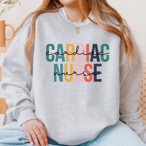 Sudadera de enfermera CARDIAC - Sudadera de enfermera con tarjetas - Sudadera de cuello redondo de enfermera de la UCIC - Regalo personalizado de enfermera - Unidad CHSU - Unidad cardíaca