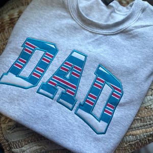 Embroidered hospital blanket Dad sweatshirt - Appliqué Mama sweatshirt - Dad Sweatshirt crewneck - personalized new parents gift