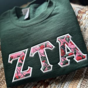 Besticktes Zeta Tau Alpha Erdbeer Sweatshirt - ZTA wear - Sorority Sweatshirt - Großes / kleines Geschenk - Sorority Greek Licensed Merch
