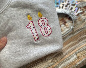 刺繍入りバースデーキャンドル記念スウェットシャツ、誕生日プレゼント、パーソナライズされたバースデースウェットシャツ、カスタムバースデースウェットシャツ