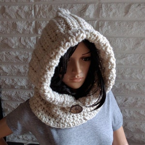 Women&#39;s chunky hooded cowl, women&#39;s scoodie, cream hooded scarf, women&#39;s accessories, gifts for her, fall, winter and spring fashion