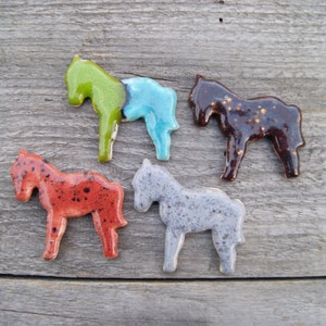 Imán de caballo, imán de pony, pequeño imán de caballo, imán de caballos, imán de semental, imán de granja, caballo marrón, caballo gris, pony rojo, caballo azul