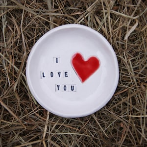 Weißer Ringhalter mit der Inschrift I LOVE YOU, Keramik-Ring-Schale, Ring Dish, White Ring Dish, Schmuck Holder, Trinket Dish, Geschenk für sie