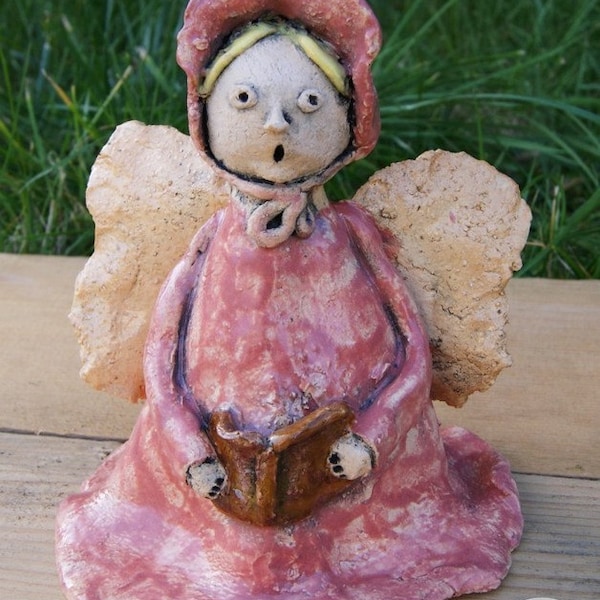 Keramikskulptur Keramik-Kunst-"Gertrude singen" Figur, Keramik-Engel, Tonskulptur, Lehmengel rosa Skulptur, Tonengel