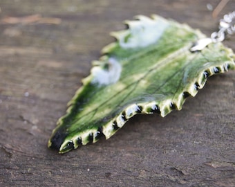 Handgemaakte groene keramische brandnetel blad hanger met chirurgisch stalen ketting en geschenkdoos