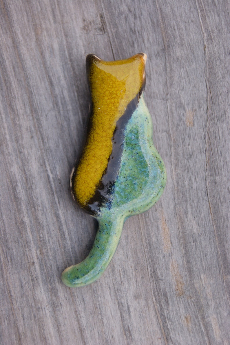 Cat fridge magnet, green cat, aquamarine cat, Ceramic kittens refrigerator magnet, neodymium magnet, ceramic cat magnet, magnet for friend Aquamarine/yellow