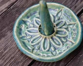 Keramische groene ring houder, trouwring schotel, keramische sieraden schotel, groene trinket schotel, groene ring kom, cadeau voor haar, trouwdag