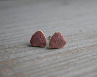 Kleine lichtroze hart studs oorbellen, keramische roze studs, keramische hart oorbellen, roze oorbellen, chirurgisch staal, roze hart stud