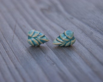 Turquoise bladeren studs oorbellen, keramische studs, keramische turquoise studs, blad oorbellen, turquoise oorbellen, chirurgisch staal, blad sieraden