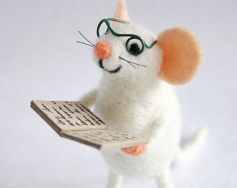 Felt mouse, Mice figure reading a book, Gift for book lover, Collectible mice, Cute Mouse, Woodland Animal, Stuffed toy, Miniature mouse