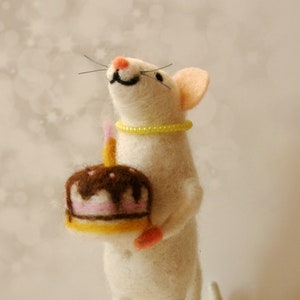 Ratón de fieltro de regalo de cumpleaños, figura de ratón adorable, ratón con pastel, figura navideña