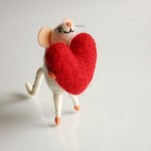 Amorous Mouse ornament, Miniature mouse,  Felt mouse with heart, Needle felted animal mice, Cute mouse figurine, Felt mice toy, I love you