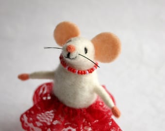 Felt mouse ornament, Woolen mouse girl, Needle felted mouse figurine,  Doll house miniature, Cute mice, Mouse miniature, Gift for lady mom