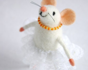 Felt mouse girl, Felt mice, Needle felted mouse, Holiday figurine, Cute mice figurine, Miniature mouse,Collectable woolen animal