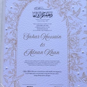 Op de afbeelding: Een formeel huwelijkscertificaat met bloemen- en scriptontwerp. De namen Sahar Hussain en Adnan Khan staan centraal. Het document bevat tekst in het Arabisch en Engels, gedateerd 12 februari 2026.