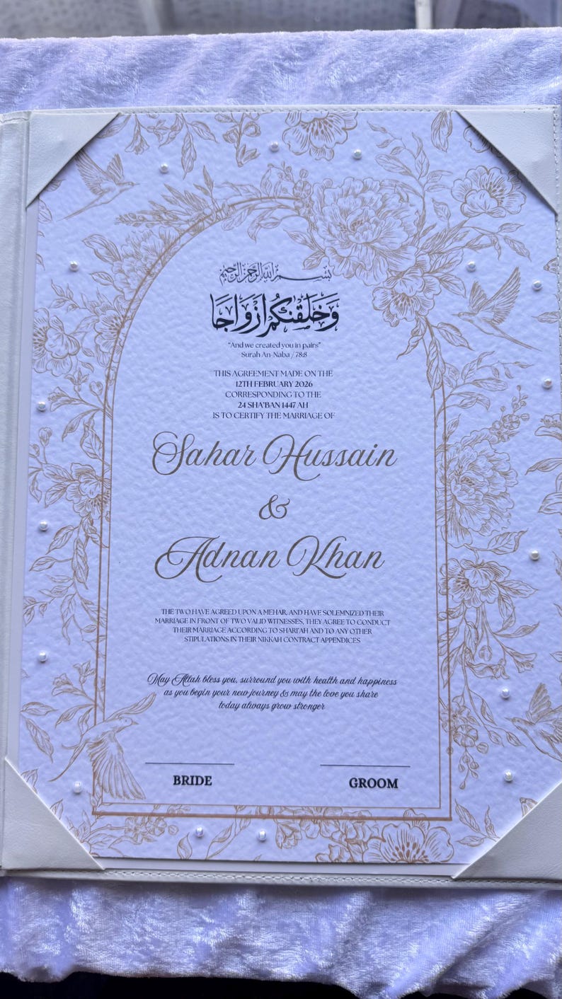 Op de afbeelding: Een formeel huwelijkscertificaat met bloemen- en scriptontwerp. De namen Sahar Hussain en Adnan Khan staan centraal. Het document bevat tekst in het Arabisch en Engels, gedateerd 12 februari 2026.