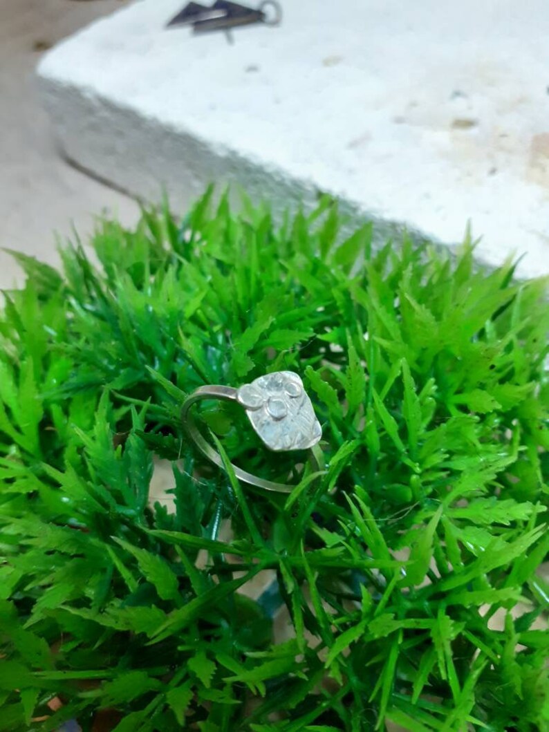 retales ring.textured alliance.alliance triangles and circles.925 silver rings.own designs.minimalist jewelry.inspired by recycling